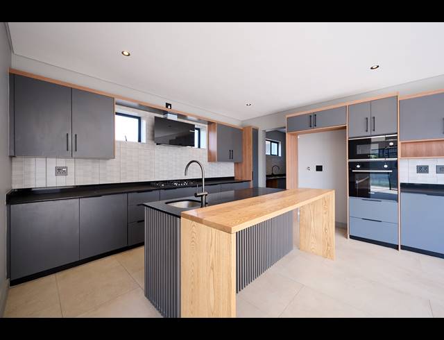 5 BEDROOM HOUSE FOR SALE IN HELDERFONTEIN ESTATE